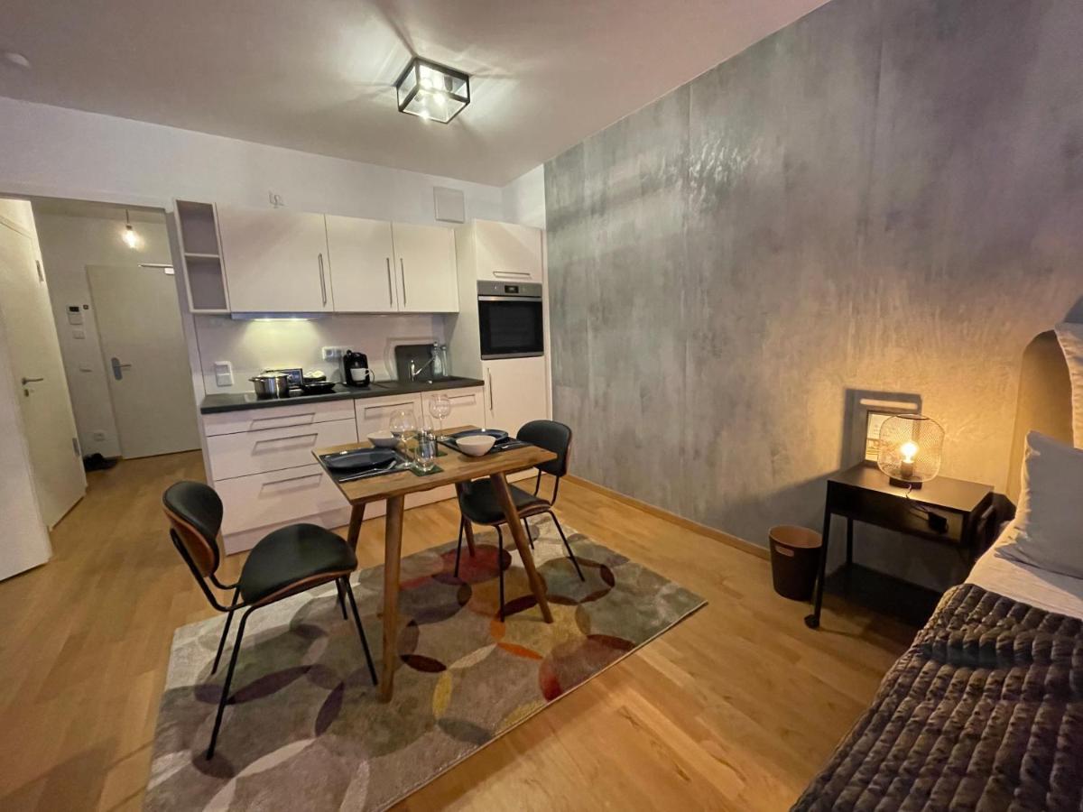 Apartment Stevie Nicks I Parking Spot I Workplace I 24in Screen I Kitchen I Ps4 *